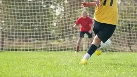 谭咏麟75岁球场踢球引热议，身材变化引笑谈，齐秦助阵球场献歌